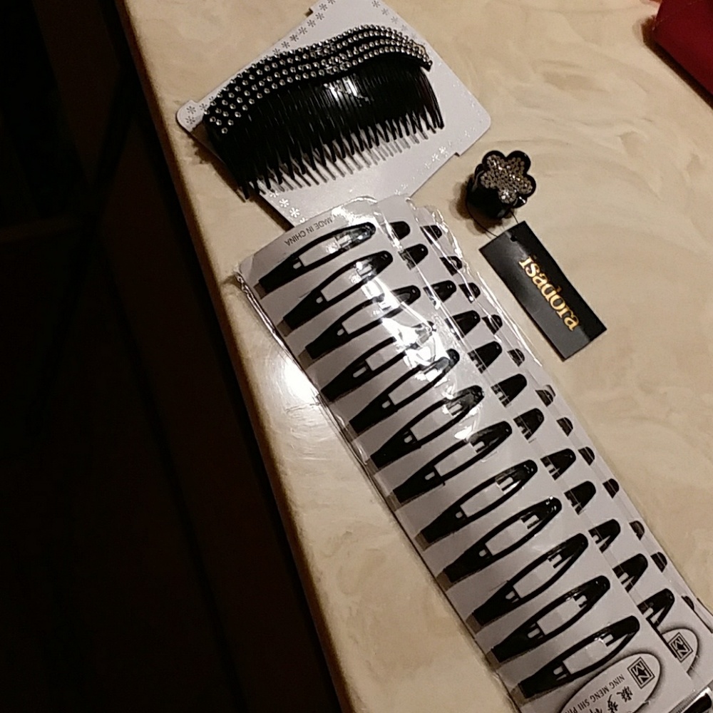 Set Accessories to Hair